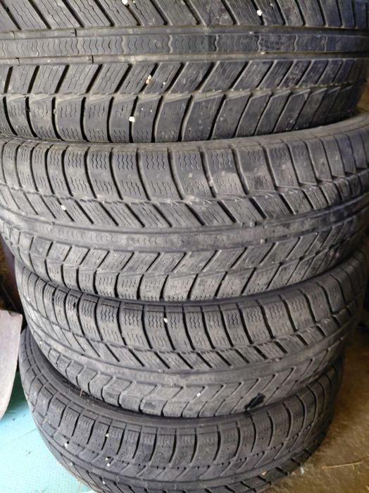 215/65/17 Четири броя зимни гуми Syron