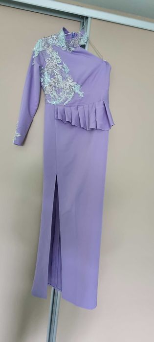 Rochie lângă cu aplicații