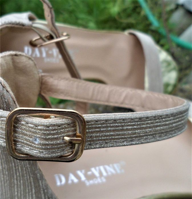 Sandale vara cu toc bloc Day-Vine de culoare galbena auriu