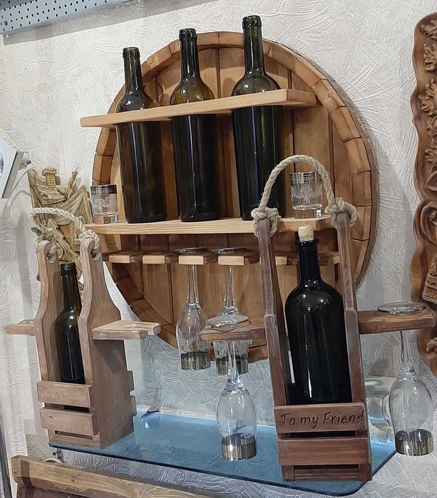 Винные полки из натурального дерева.