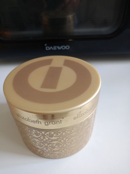 Vând crema de corp de lux, produs de calitate superioara.