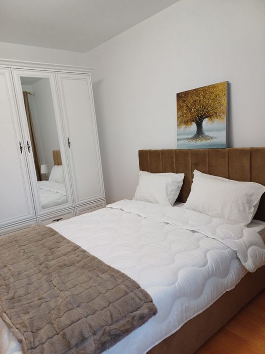 Ofer spre închiriere apartament cu 3 camere!