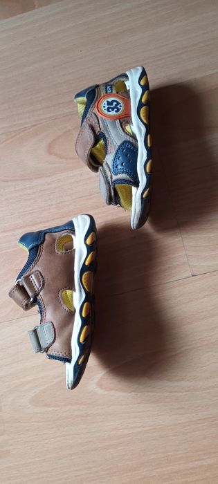 Sandale piele nr 21 si nr 25