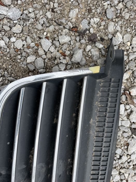 Оригинална предна решетка за VW Passat B5.5
