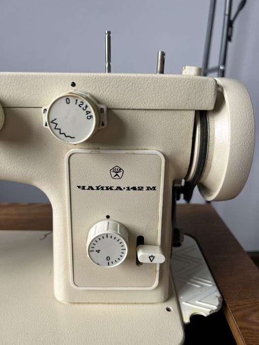 Продам советскую швейную машинку «Чайка •142м»