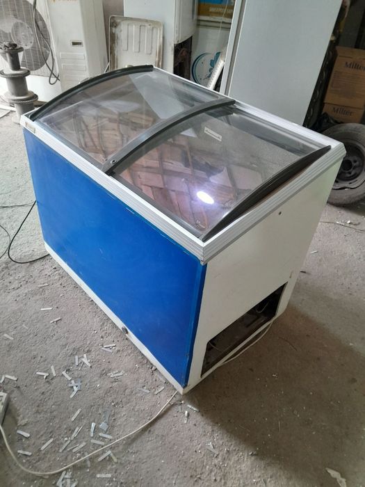 Срочно продаётся витринный морозильник