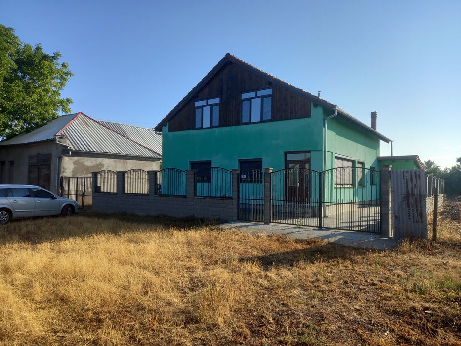 Vând două case alăturate ,una nouă,una mai veche  teren 2200m ,telefon 0727498846, preț 200000euro ,negociabil  în Teremia mică