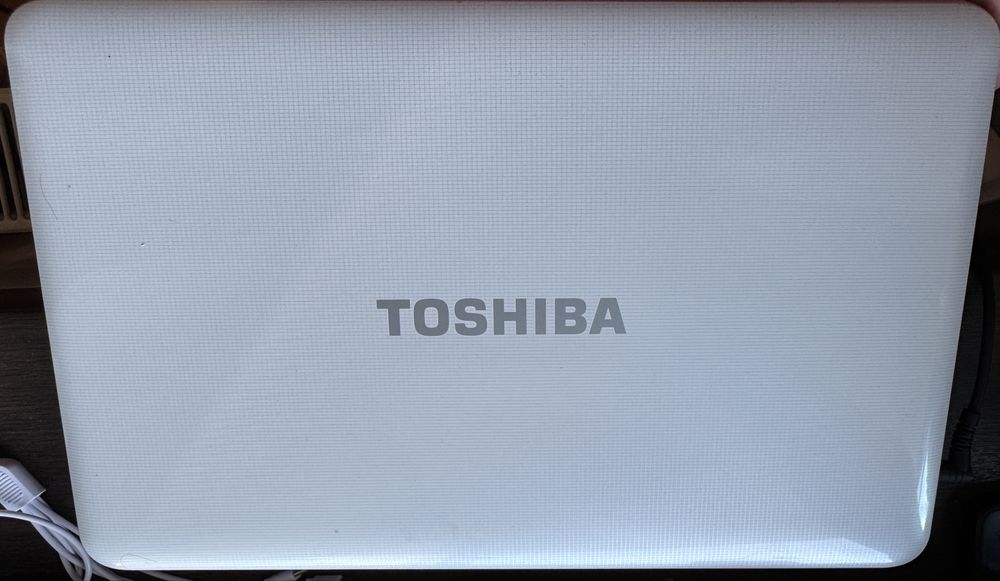 Vand laptop TOSHIBA ieftin functional 8gb RAM  500GB Hdd