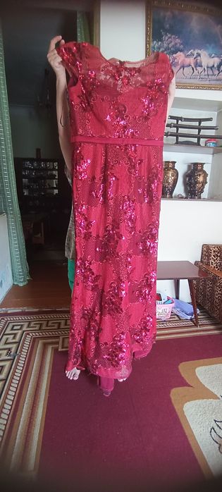 Красное вечернее платье