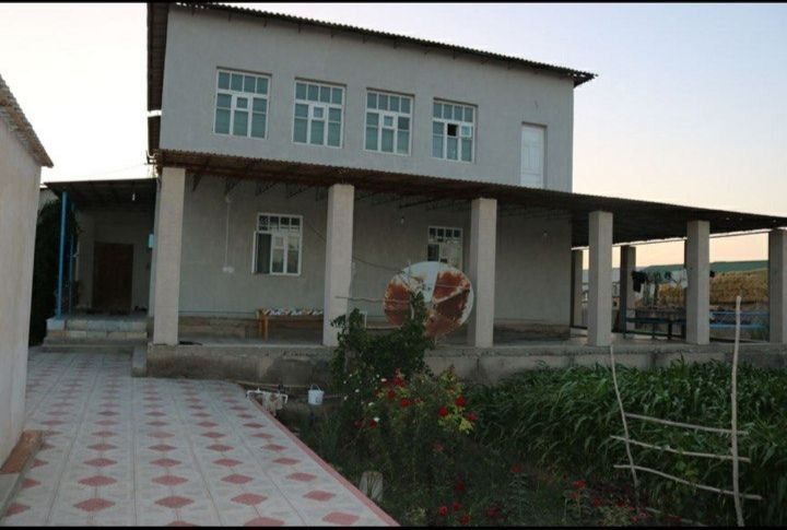 2-qavatli uy sotiladi