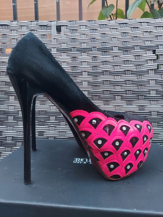 Pantofi mărimea 38 cu toc inalt.