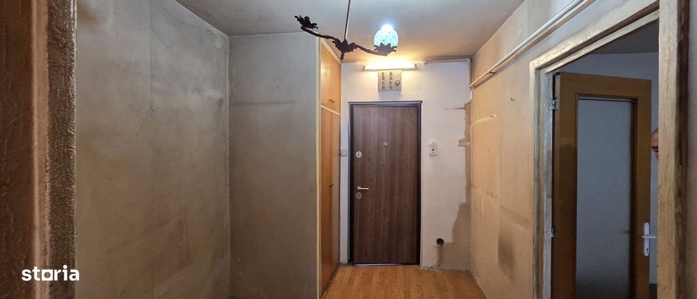 Apartamen cu 3 camere situat in Centrul Nou, decomandat, etaj 2/4!