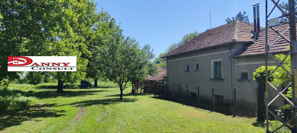 Къща с двор и кладенец в с. Караисен