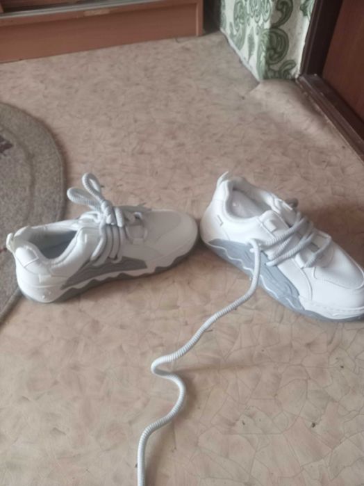 Продам новые кросовки