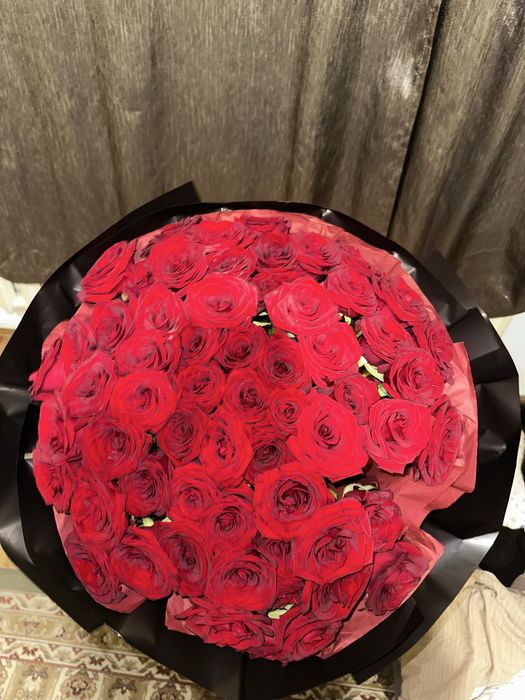 Красные розы, с запиской , сегодня дарили……