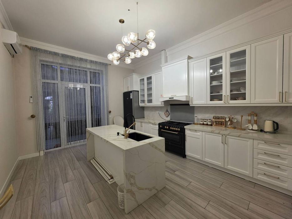 Продается ЕвроДом 8 комнат, ориентир: Центр Луначарского,5 соток 400м²