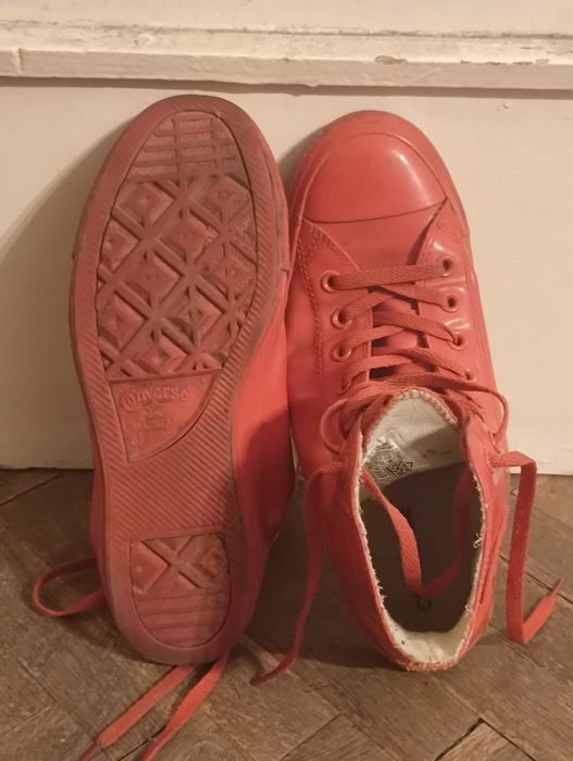 Червени кецове Converse