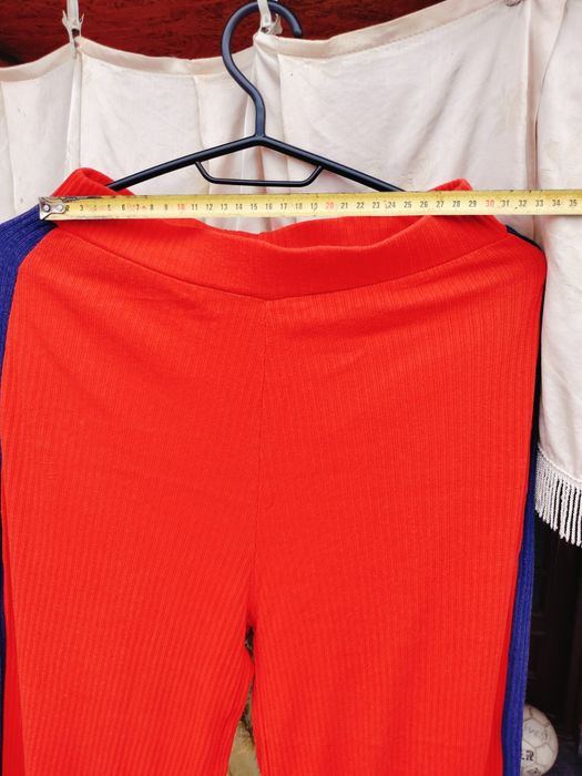 Pantaloni casual damă Pull&Bear – Roșii cu dungi laterale albastre – Mărime S