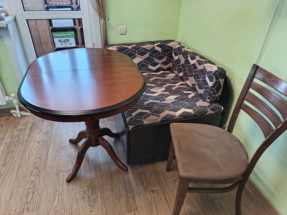 Стол стулья диванчик