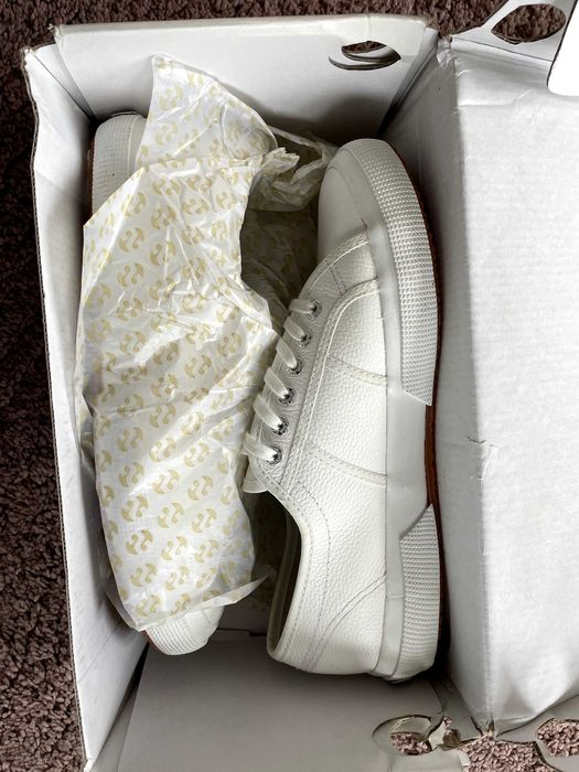 Бели дамски маратонки Superga номер 42