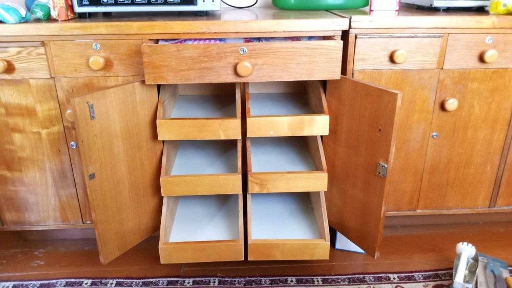 Тумба универсальная для хранения постельного белья и одеял.