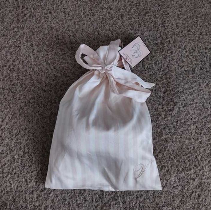 Victoria’s Secret сатенени пантофи с розови райета със сатенена чанта