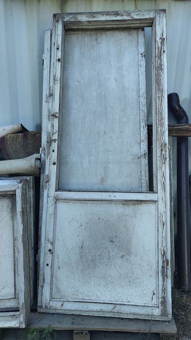 Двери деревянные советские с окном.