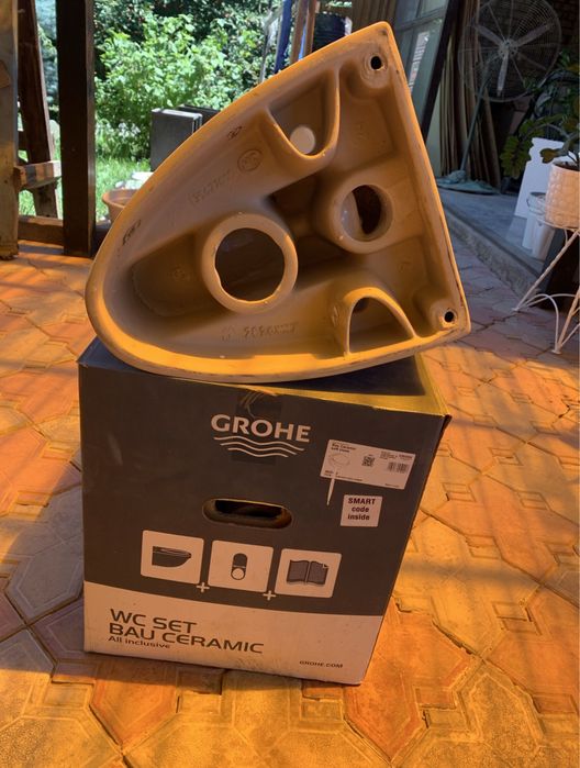 Новый унитаз GROHE ,с крышкой