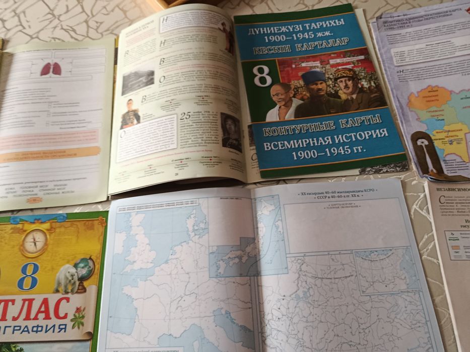 Брюнетка жас хатшылар оны тығыз жопыда алу