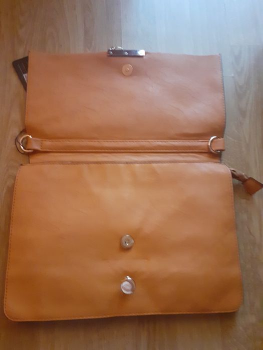 geanta tip plic include si bareta de rezerva