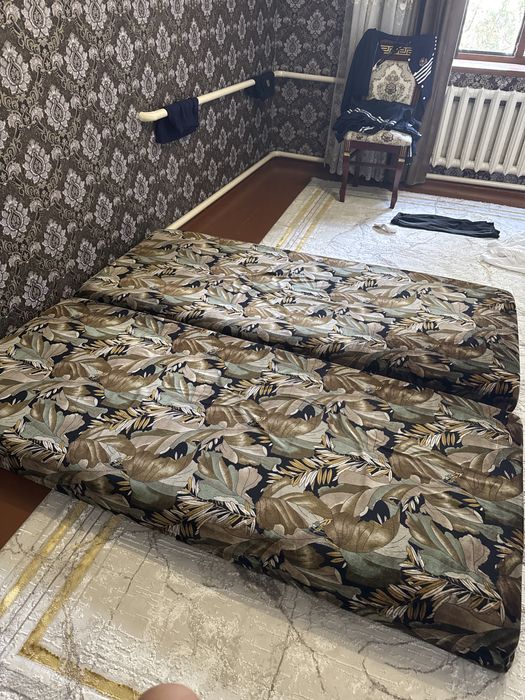 Матрас деревянным каркозом в хорошем состояние