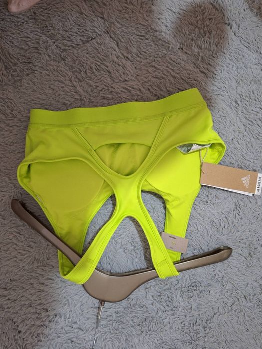 Ново спортно бюстие Adidas