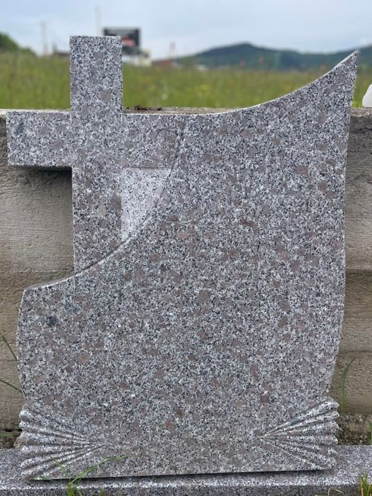 Monument funerar din marmură / granit – realizare la comandă