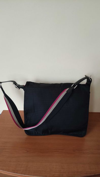 DKNY дамска чанта в черен цвят