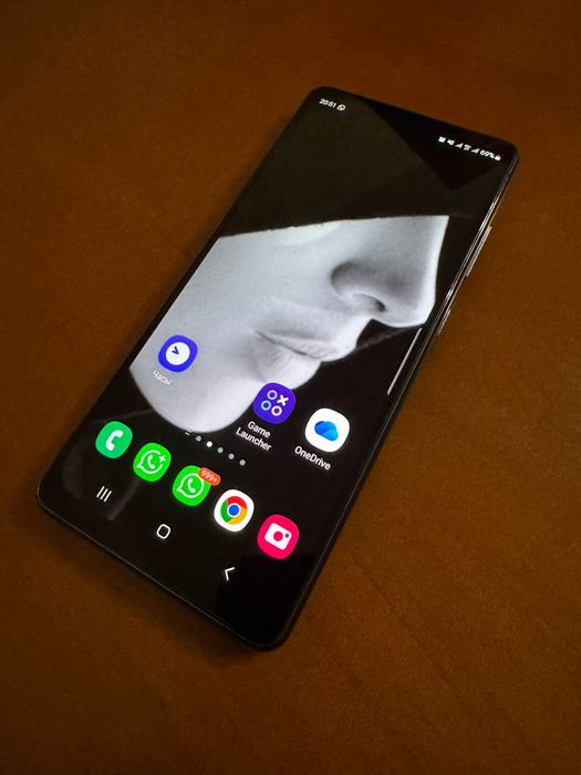 Продам Samsung S20 в идеальном состоянии.