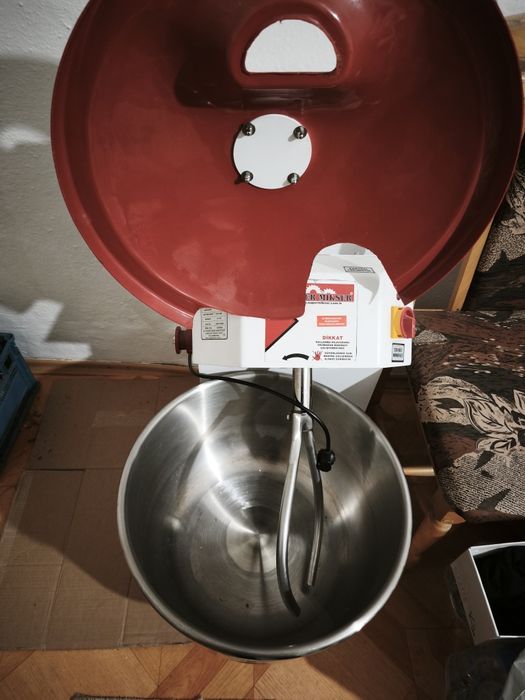 Професионална тестомесачка