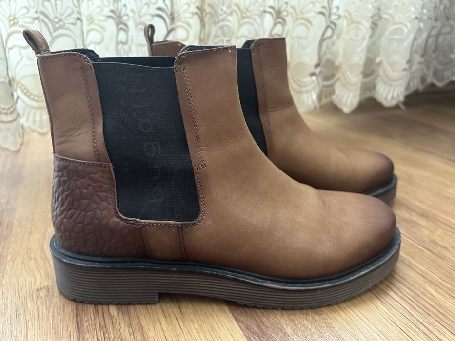 Дамски боти ,челси,Bugatti,39 номер,обувани веднъж