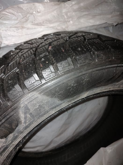 Продам зимние шины с шипами