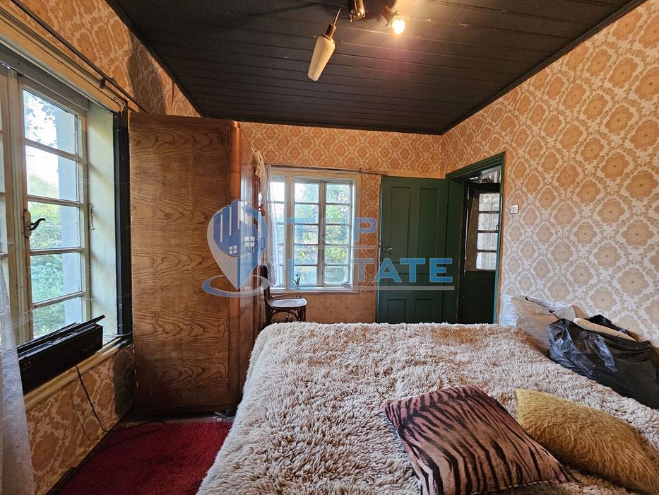 Тухлена къща с голям двор и кладенец в село Писарево