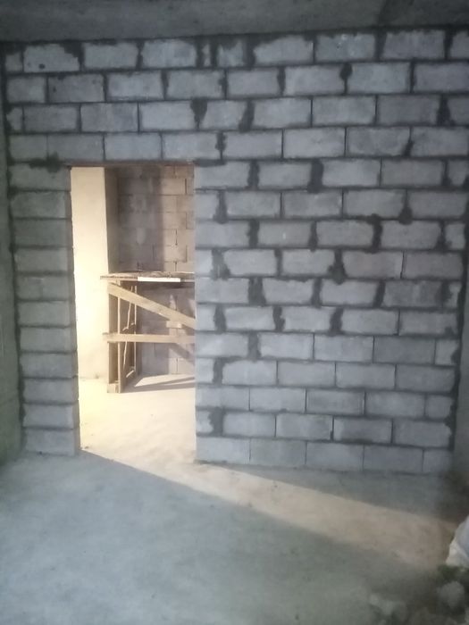 Каменщик кладка кирпича