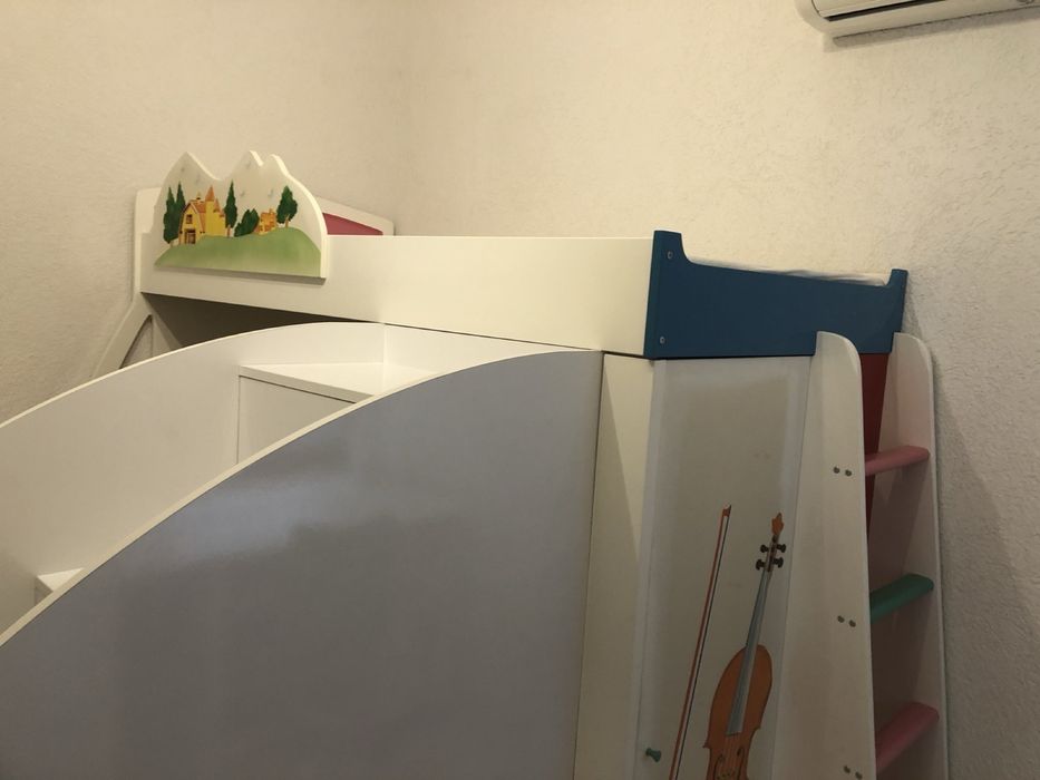 Детско комбинирано легло на два етажа с чекмеджета за дрехи