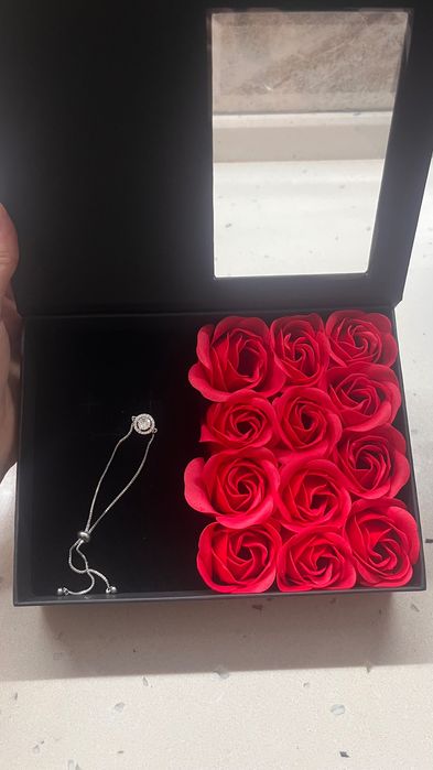 Луксозна кутия с гривна и вечни рози