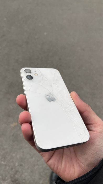 Айфон 12 мини почти иедал