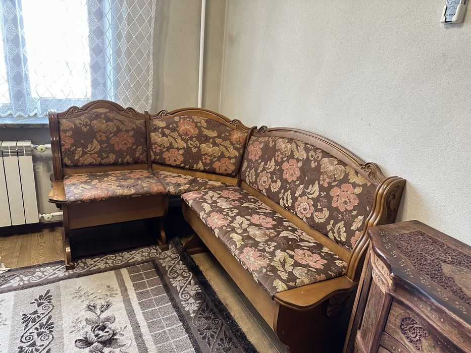 Угловой кухонный диван