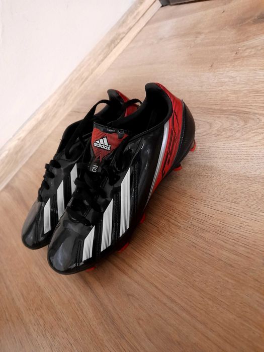 Футболни бутонки и стоножки