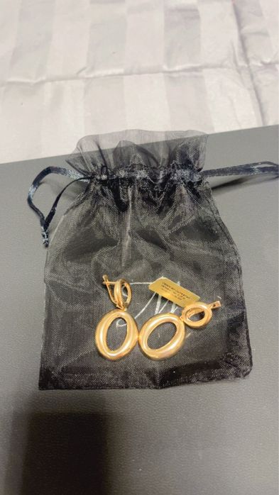 Продам золотые новые сережки