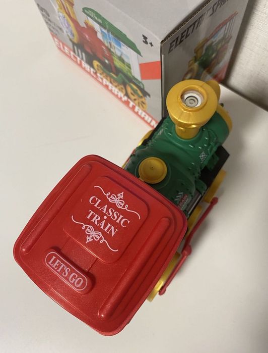 Музикален локомотив с пушек, светлини и въртящи се картинки, влакче