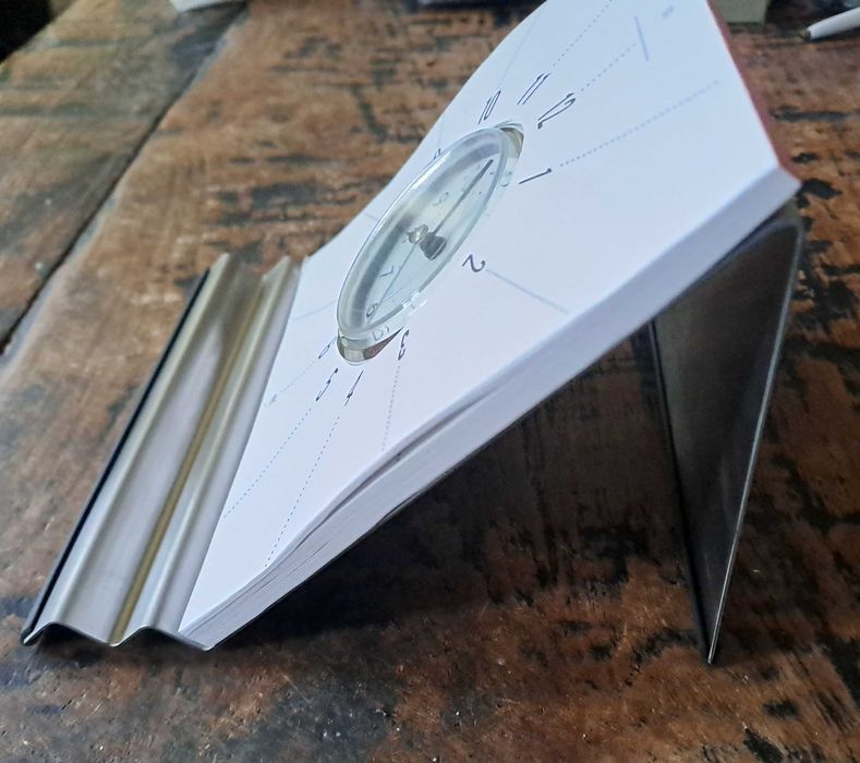 часовник настолен, аналогов, кварцов, мемо, масивен метал, уникален