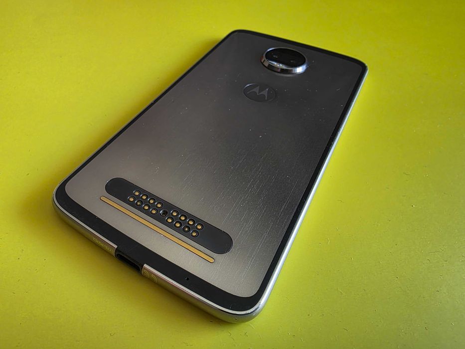 Moto Z2 Force, компактен смартфон c 5.5" екран кой не се чупи , тънък 6 мм, метална задна част