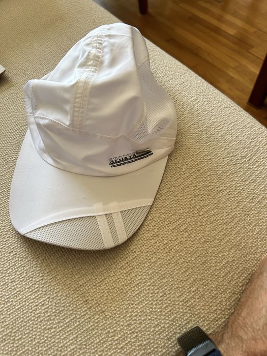 Спортна шапка с козирка